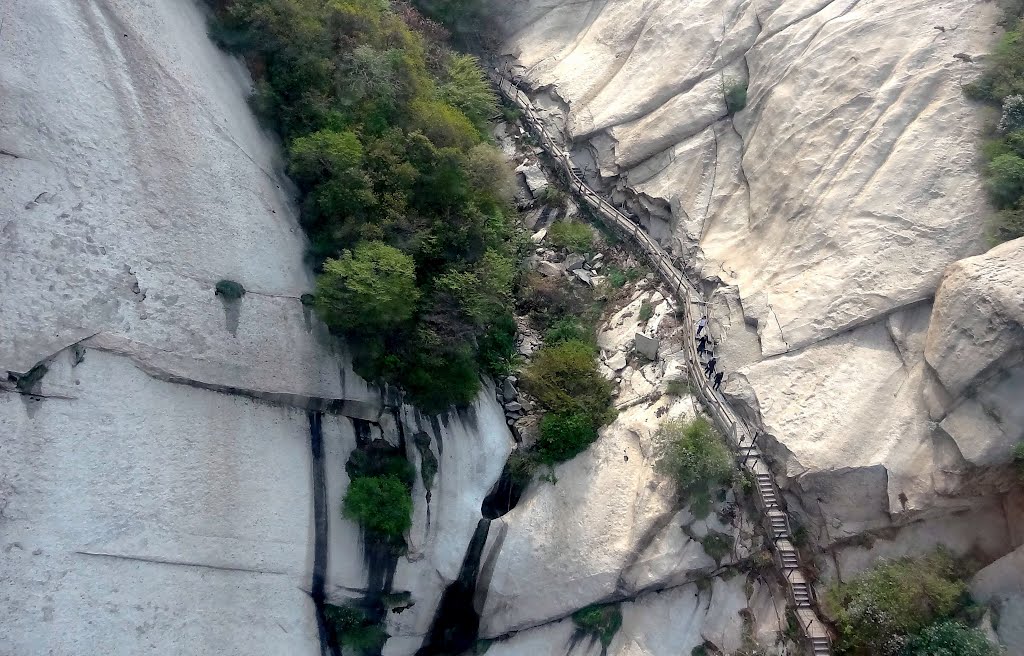 climbing dangerous chinese path The most dangerous roads in the world: Thousands of people want to come here 