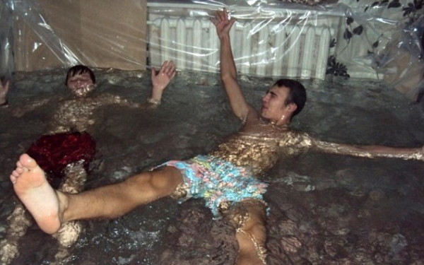 russians very happy with their pool How to escape the hot weather, new method!